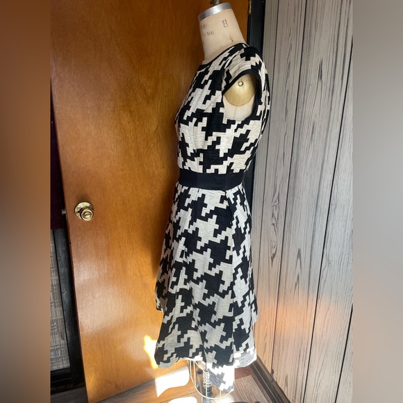 Cream/Blk large herringbone print cap sleeve dress in size 2 - Picture 2 of 11